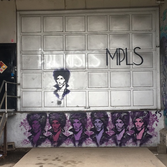 Meet your Posher, Naptural! Smoke/pet free - Picture 1 of 1